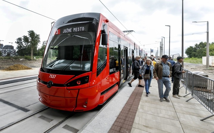 V Petržalke začala premávať električka, mešká takmer dva roky a stále nie je skolaudovaná