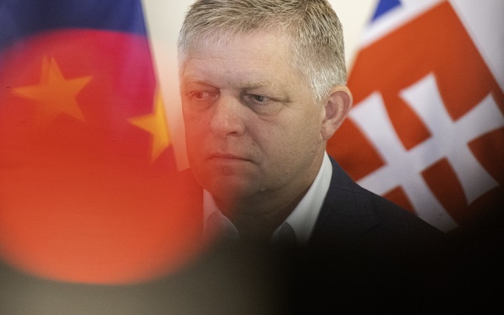 Premiér sa chváli ústupkami pri zákaze dovozu ruského plynu a ropy, opozícia to označuje za divadlo
