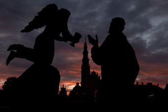 Tuskove sťažnosti na biskupov, otázniky nad povolaniami a vraždiaci kňaz