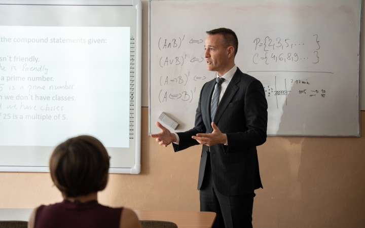 Riaditeľ školy už nebude musieť mať učiteľské vzdelanie. Priláka to do školstva manažérov?