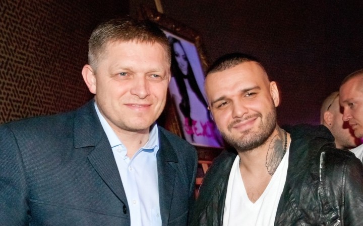 Jediným príspevkom zasiahnu masy a politici sú im ochotní platiť v desaťtisícoch