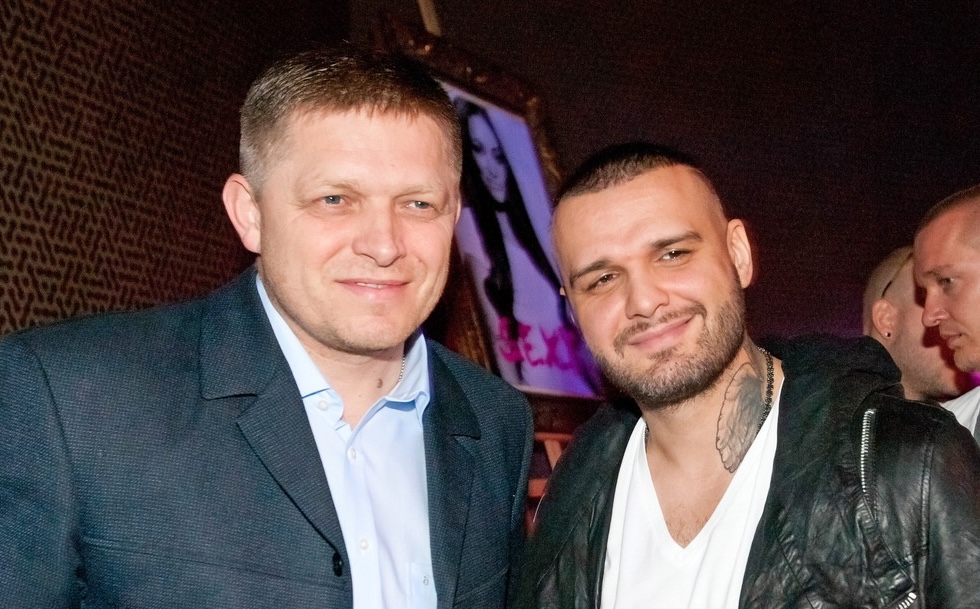 Jediným príspevkom zasiahnu masy a politici sú im ochotní platiť v desaťtisícoch