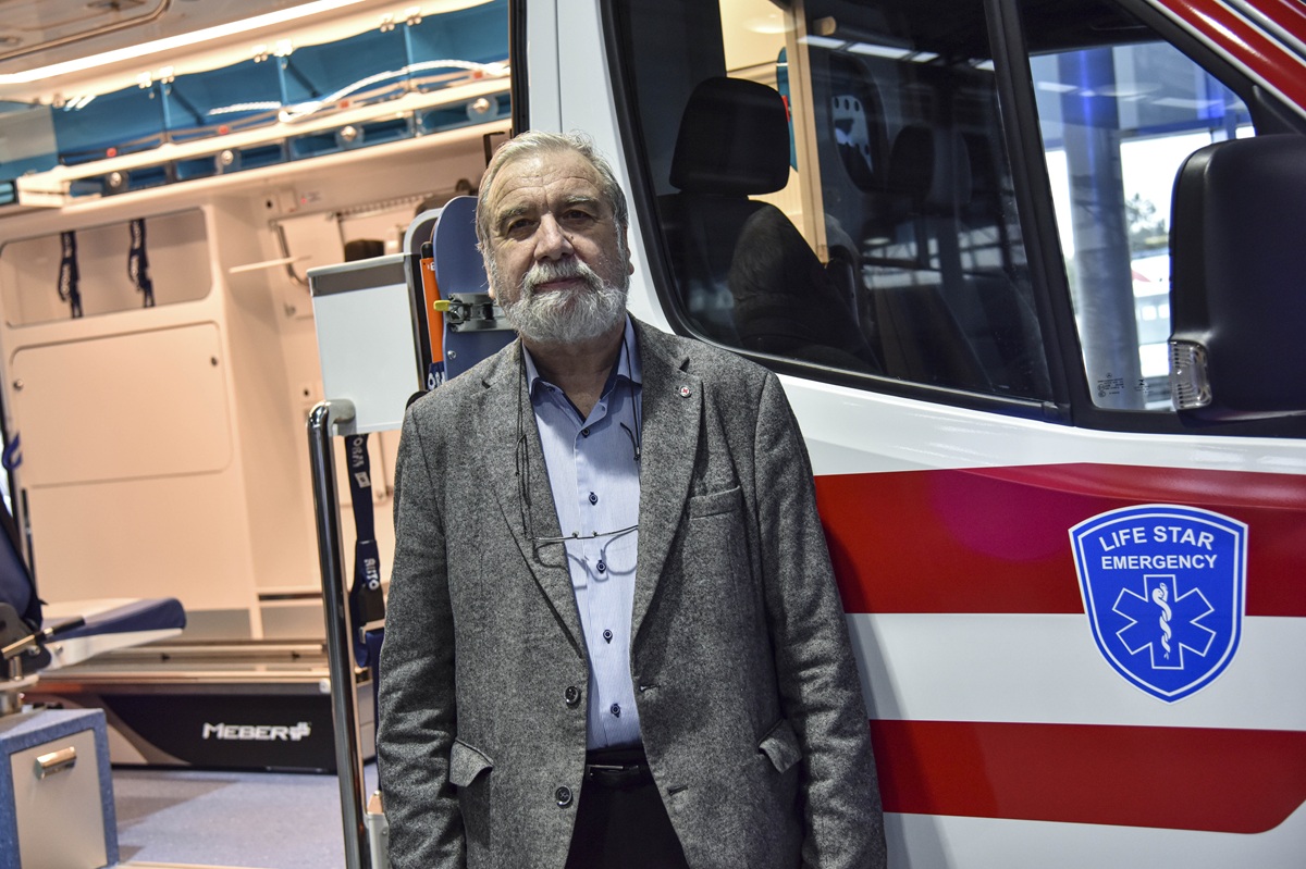 Záchrankový tender je politické divadielko pre verejnosť. Ale ľudia ani nevedia, v akom luxuse tu žijú