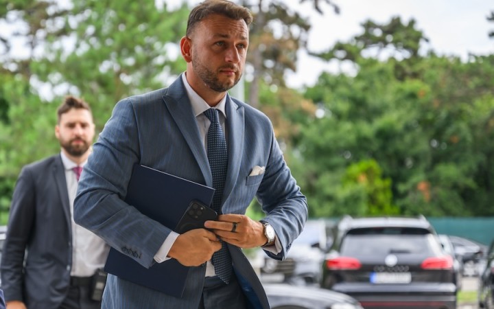 Koalícia je pri konsolidácii zaseknutá na otázke zvyšovania výdavkov na obranu, tvrdí Šutaj Eštok