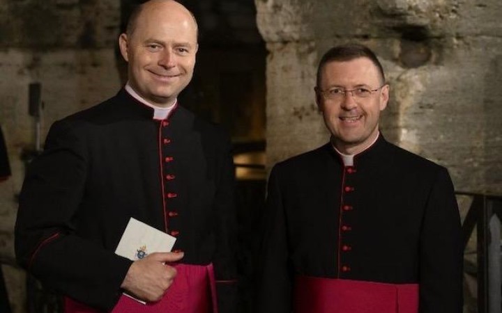 Pápež Lev XIV. predĺžil na ďalšie päťročné obdobie slovenským kňazom Jánovi Dubinovi a Ľubomírovi Welnitzovi službu pápežských ceremoniárov