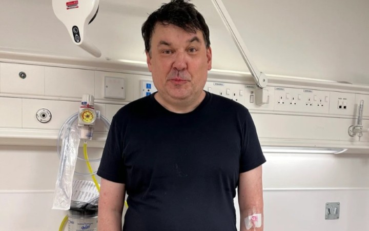 Írskeho komika zatkli na londýnskom letisku pre príspevky o transgenderizme, skončil v nemocnici