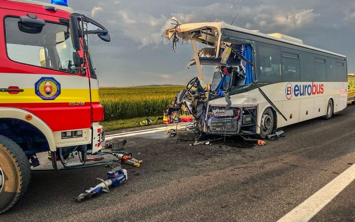 Pri Drienovci sa zrazilo nákladné auto s autobusom, hlásia jednu obeť a viacero zranených