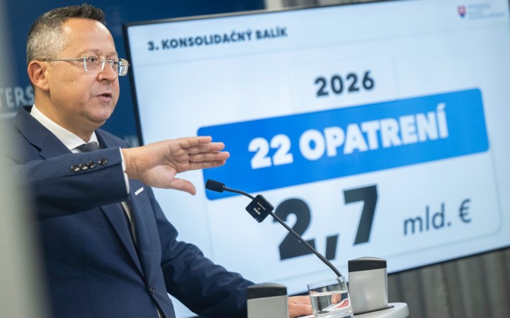 Vyššie odvody, drahšie sladkosti aj koniec troch voľných dní. Kamenický predstavil 22 úsporných opatrení