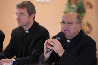 Jeden zvoní na protest, iní sa fotia s ministrom