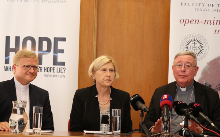 Nádej pre Európu, migrantov aj mladých. V Bratislave sa začal teologický kongres