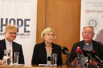Nádej pre Európu, migrantov aj mladých. V Bratislave sa začal teologický kongres