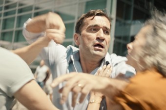 Taká tragédia sa môže stať mnohým rodičom, ale ovocie čoho to je? Film to zľahka naznačuje
