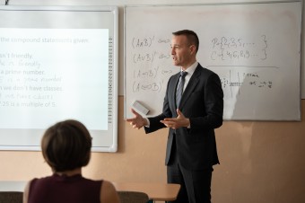 Je školné nevyhnutnosť alebo elitársky poplatok? A čo ponúka Drucker