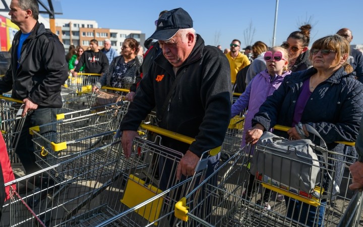 Koalícia chce, aby na Veľkonočný pondelok či sviatok Sedembolestnej Panny Márie boli otvorené obchody.
