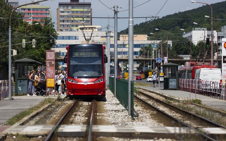Dopravu na Obchodnej ulici v Bratislave po vykoľajení električky obnovili 