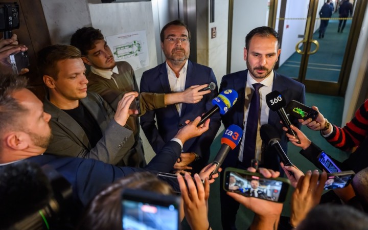 Rokovanie poslaneckého klubu neprinieslo riešenie. Matovič chce, aby odišli sami