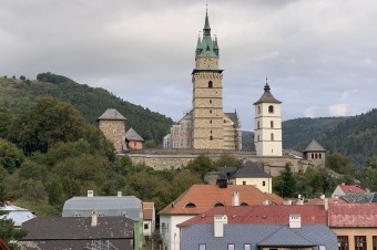 Medveďmi zničené ovocné sady, kopy trusu kúsok od centra mesta a nečinnosť zásahového tímu