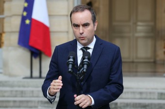 Premiér Lecornu rezignoval po 27 dňoch vo funkcii, Le Penová vyzýva na predčasné voľby
