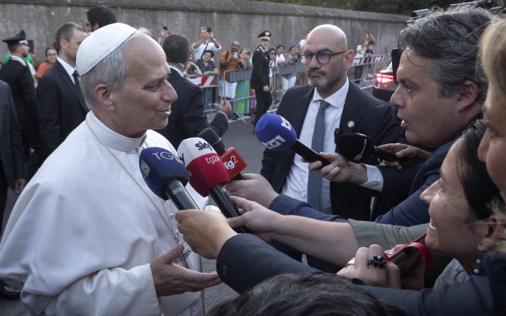 Utorky večer sa pápež zastavuje pri novinároch, z Castel Gandolfa komentuje aj svetovú politiku