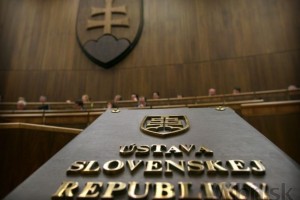 Karas z KDH: RE: Poslanec Mikloško sa pri novele ústavy mýli