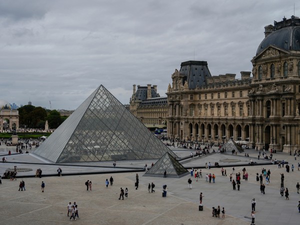 V parížskom múzeu Louvre sa odohrala lúpež, ukradli šperky z Napoleonovej zbierky