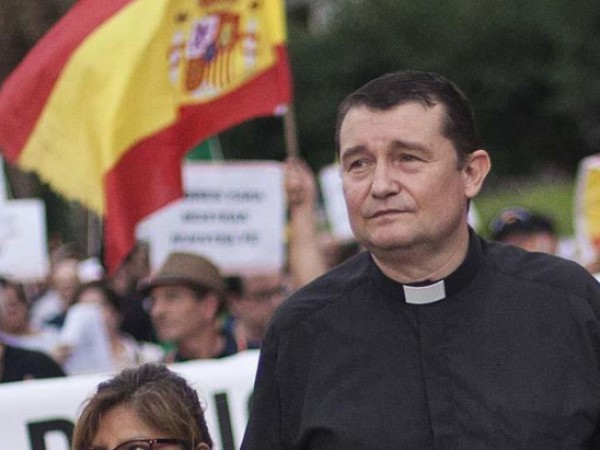 Dvaja španielski kňazi a novinár boli za kritiku islamu v súdnom spore oslobodení, obávajú sa odvolania