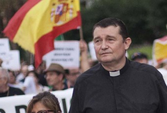 Dvaja španielski kňazi a novinár boli za kritiku islamu v súdnom spore oslobodení, obávajú sa odvolania