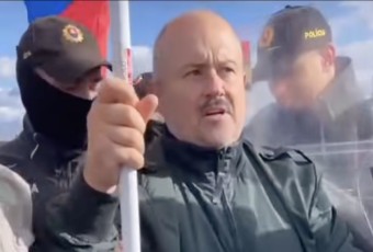 Demonštranti zablokovali cestu členom Ficovej vlády, polícia ich vytlačila a strkala sa s Kotlebom