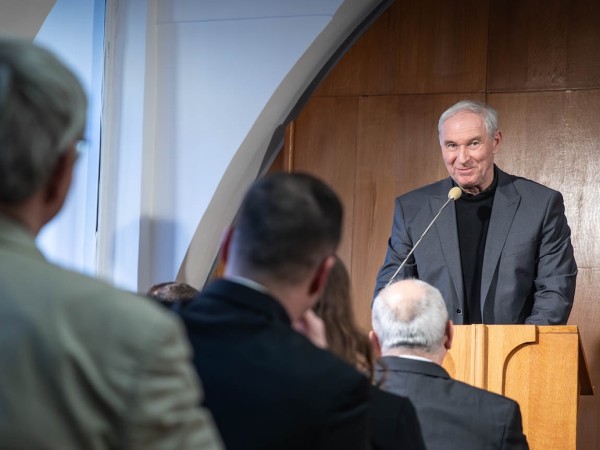 Arcibiskup Bezák robí zástupcu primátorovi Vallovi pre oblasť sociálnych vecí a domovy seniorov