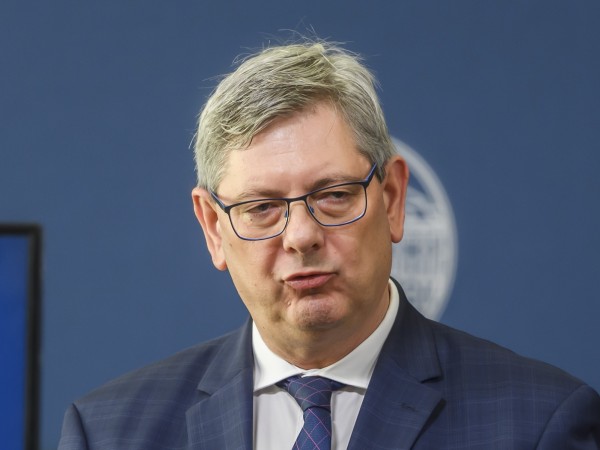 Manželstvo zanikne zmenou pohlavia jedného z manželov, nejde o „povinné rozvody“ transľudí, tvrdí Suskov rezort