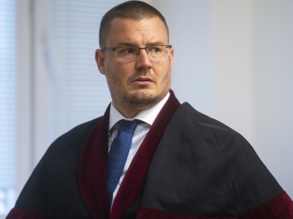 Prokuratúra ich drží pod zámkom, aby nemohli vyšetrovať citlivé kauzy