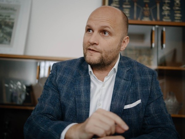 Vyšetrovateľ zastavil trestné stíhanie. Naď žiada od Fica a Šutaja Eštoka verejné ospravedlnenie