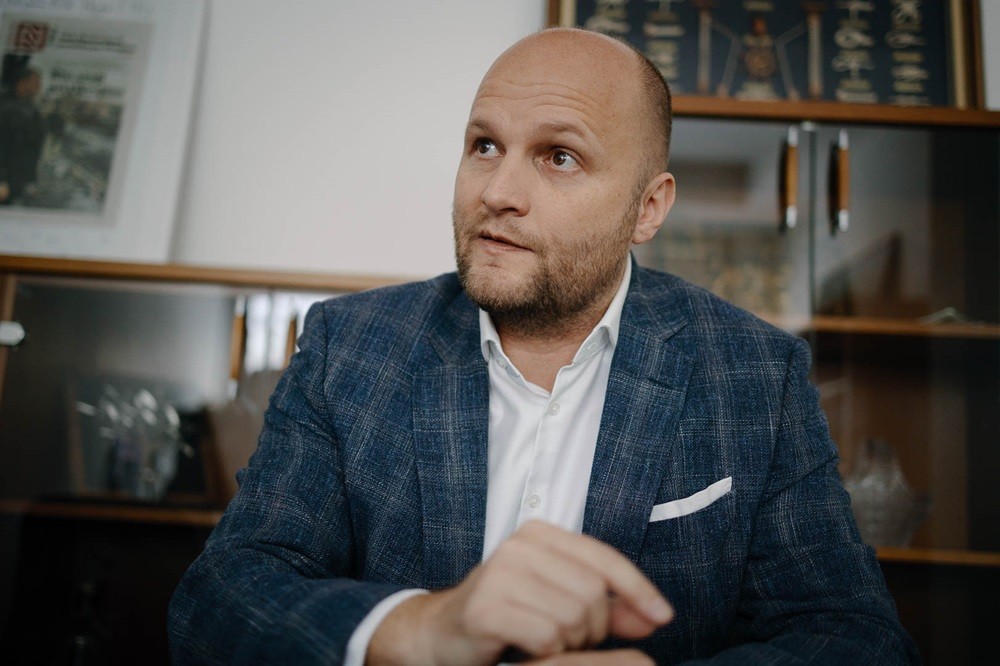Vy&scaron;etrovateľ zastavil trestn&eacute; st&iacute;hanie. Naď žiada od Fica a &Scaron;utaja E&scaron;toka verejn&eacute; ospravedlnenie
