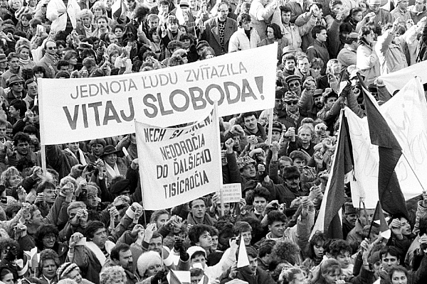 Sú zatvorené školy tým najlepším uctením si pádu totality?