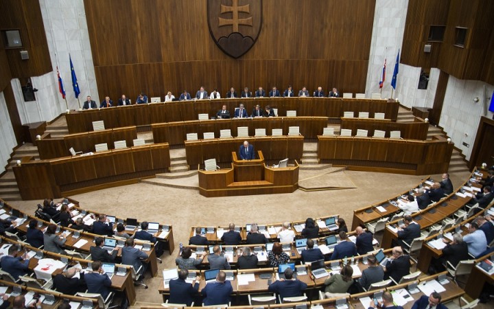 Parlament posunul do druhého čítania novelu zákona o financovaní cirkví