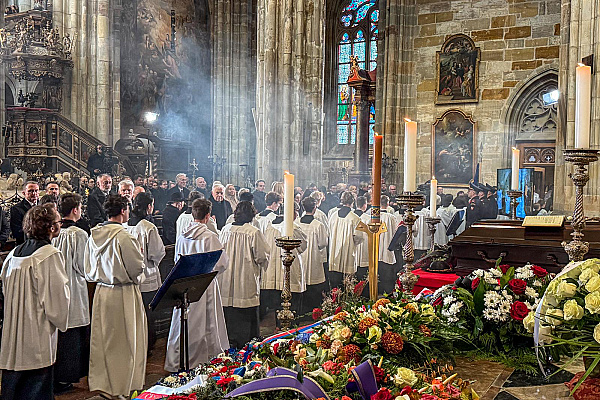 Nebál sa hovoriť s ľuďmi, ktorými iní pohŕdali, povedal arcibiskup Graubner, počas pohrebu prvykrát zaznel nový organ