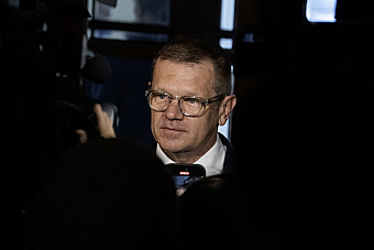 O politických prepojeniach sme nemohli vedieť, Hlas bol vtiahnutý do hier vybavovačov