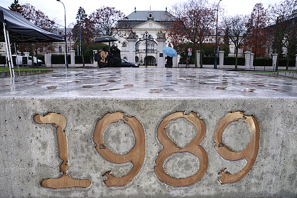 Bratislava dostala pamätník, na ktorý sa ľudia môžu postaviť za hodnoty Novembra