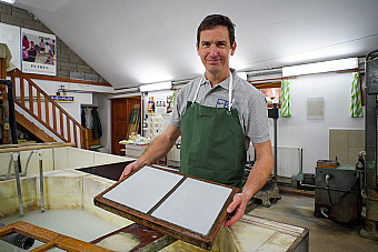 Používať vlastný ručný papier je pýchou každého štátu. Navštívili sme miesto, kde vzniká ten náš