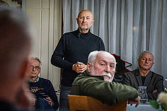 Vtipkuje o pripitom Ficovi a kredit dostáva aj za to, že sedel