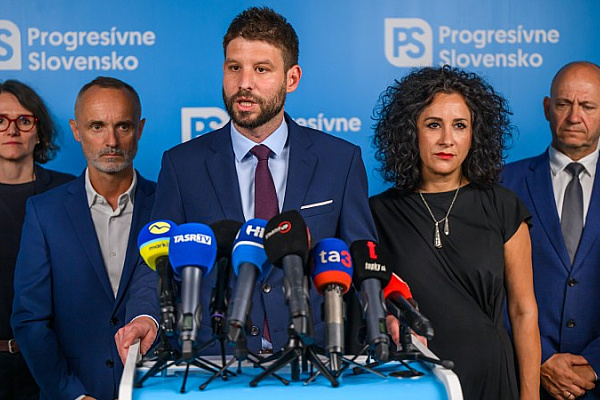 Progresívne dúchanie do pahrieb symbolickej politiky