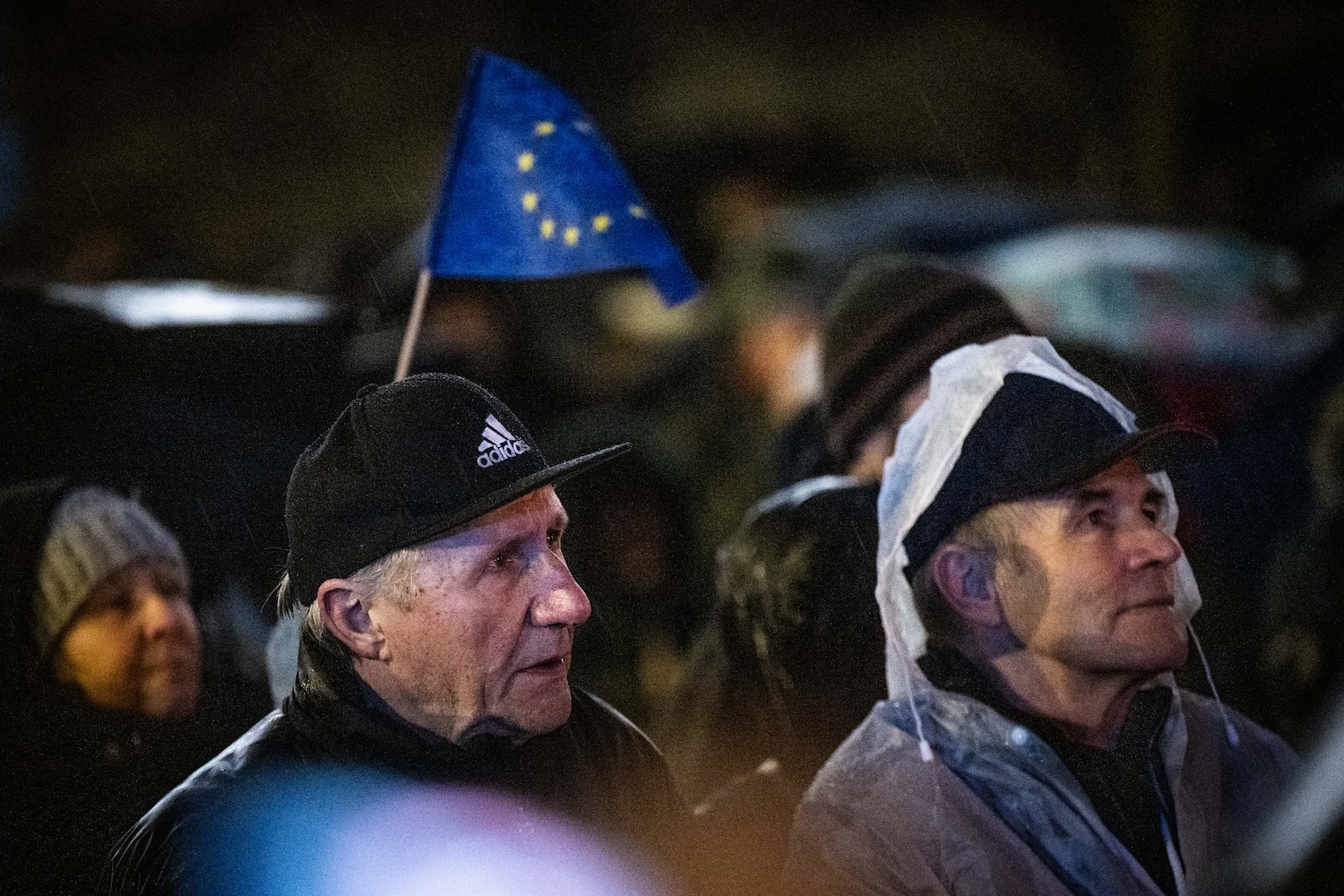 Hanba a mafia, skandoval dav na koaličn&yacute;ch politikov. Ak &uacute;rad zru&scaron;ia, opoz&iacute;cia sa obr&aacute;ti na &Uacute;stavn&yacute; s&uacute;d