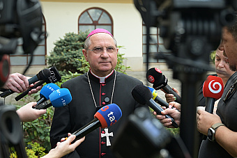 Zmeny v Občianskom zákonníku znižujú vážnosť manželstva, tvrdia biskupi