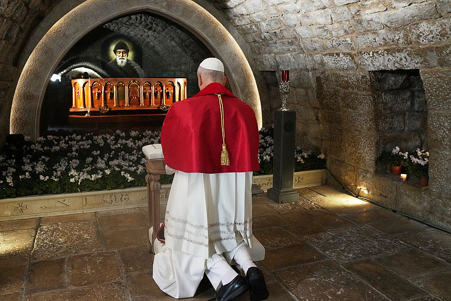 Lev XIV. ako prvý pápež navštívil hrob sv. Šarbela, zasadil olivovník a dostal Pražské Jezuliatko (+ foto)