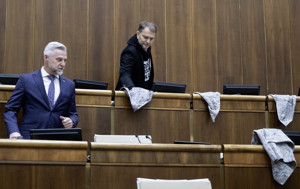 Hlas žiadal od Fica rovnaký meter, schôdzu však nechcel otvoriť. Matovič rozdával handry