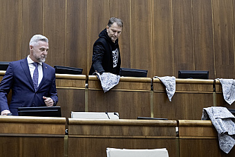 Hlas žiadal od Fica rovnaký meter, schôdzu však nechcel otvoriť. Matovič rozdával handry