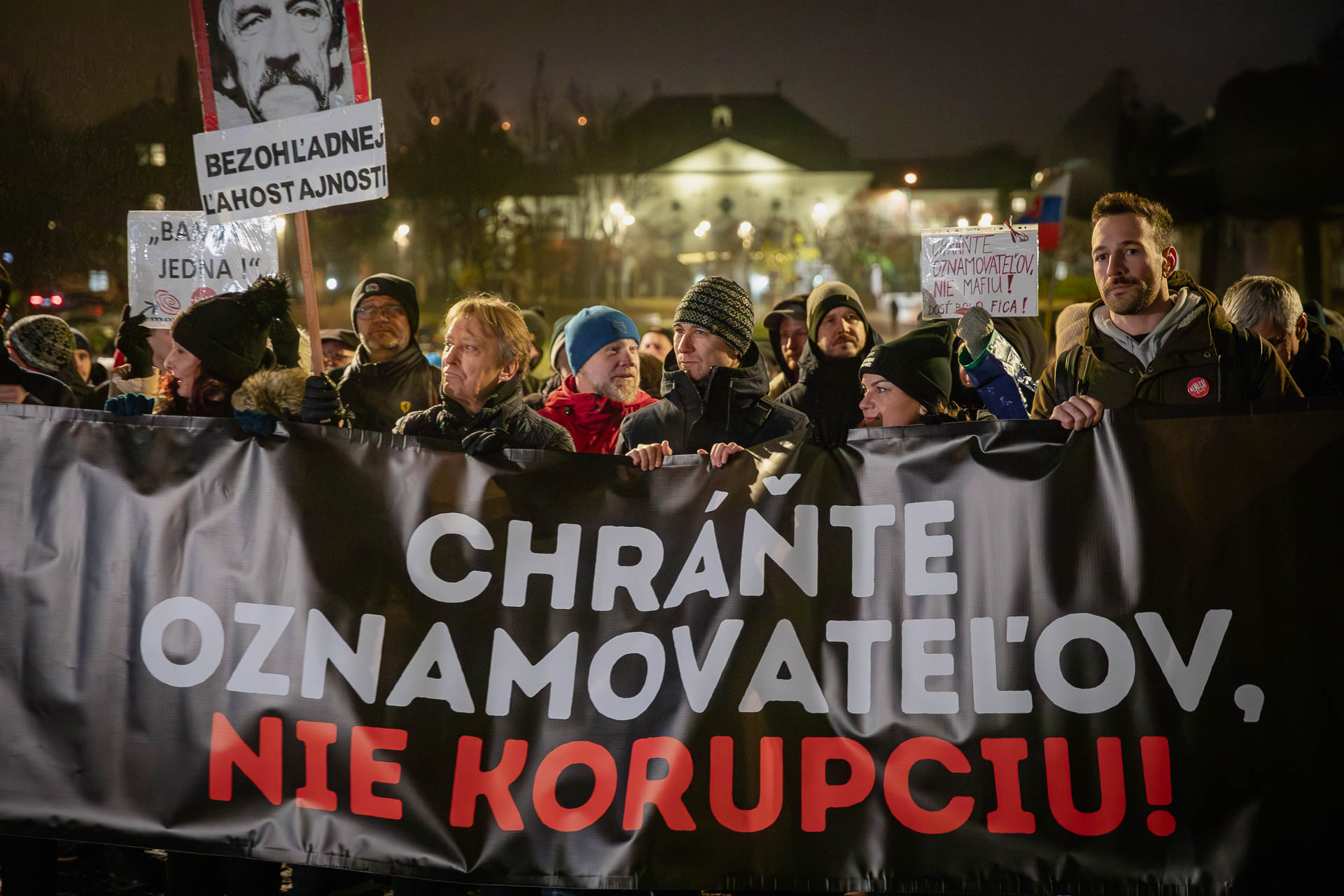 Chr&aacute;ňte oznamovateľov, nie korupciu, odk&aacute;zal dav Ficovej koal&iacute;cii (fotogal&eacute;ria)