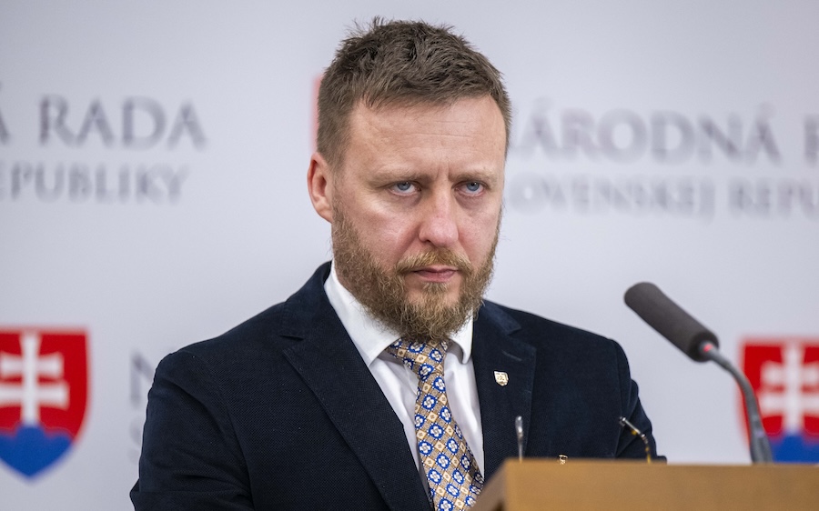 Neotravujte ma s tým, najprv chcem dokázať škodlivosť vakcín, hovorí. Analýza SAV je podľa neho zlá