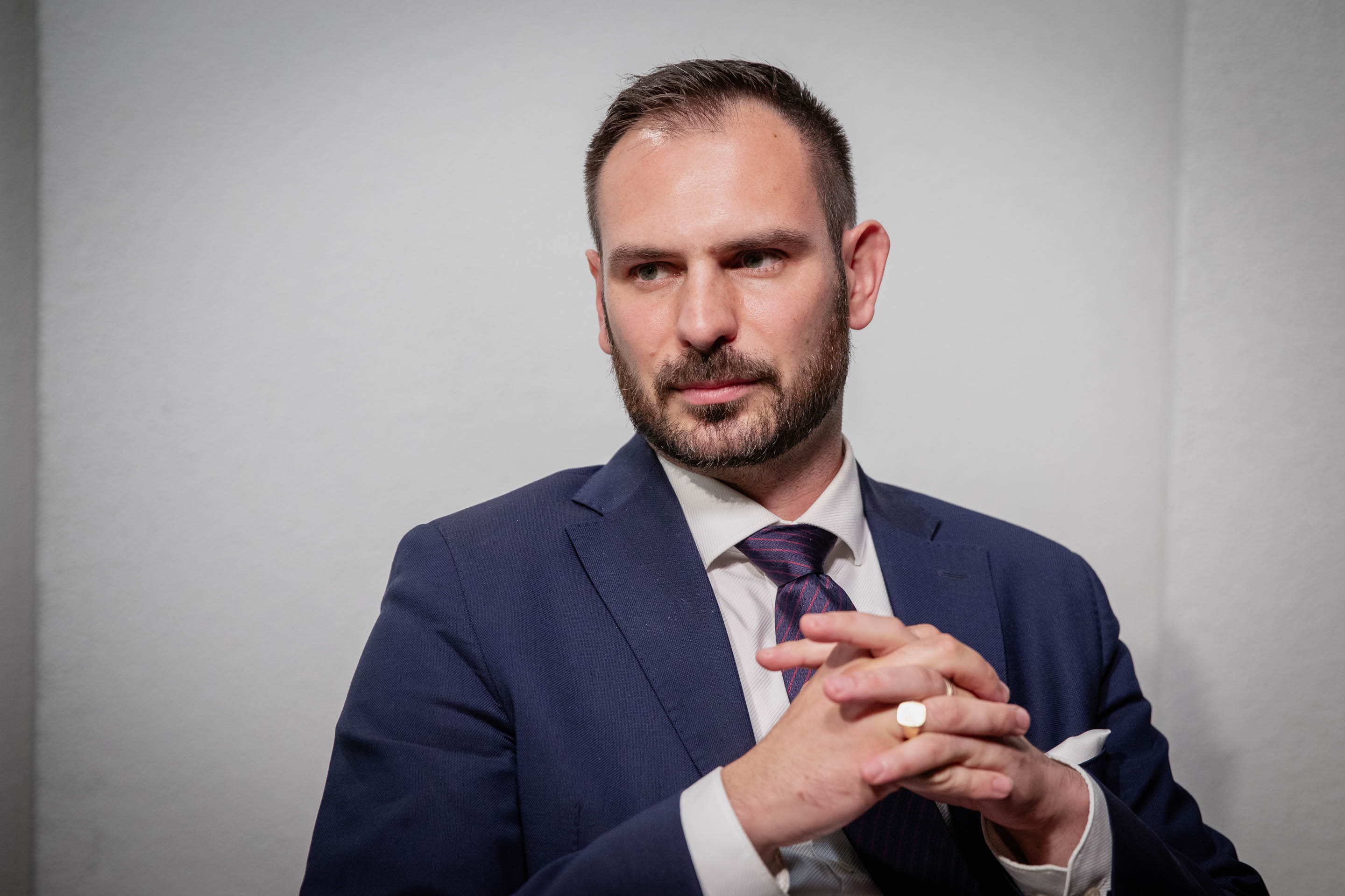 Miesto po Holečkovej zapln&iacute; Rastislav Kr&aacute;tky, ktor&eacute;ho vyhodil Matovič pre &uacute;stavu