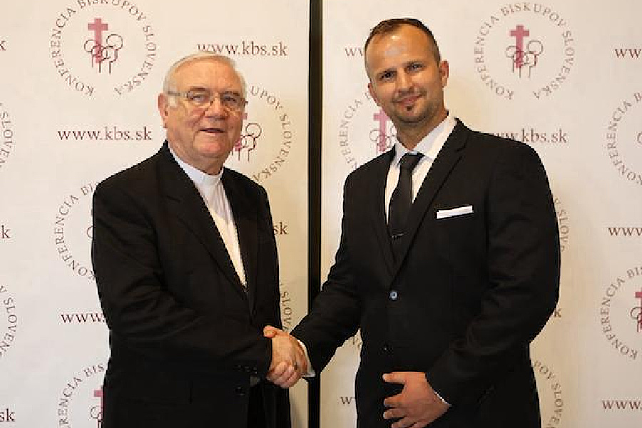 Biskupi na čele s Galisom sa po slovách bývalých zamestnancov o šikanovaní postavili za vedenie charity